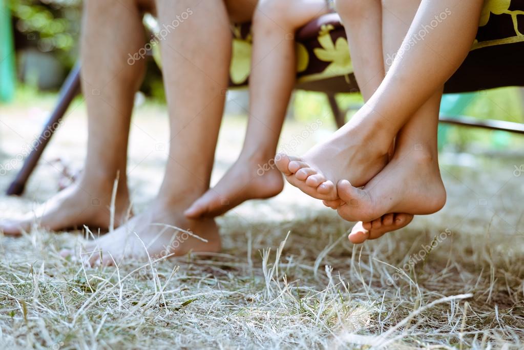 Mora piedi nudi gioca ballerine