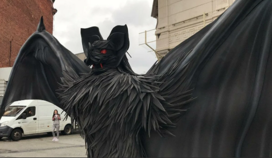 Скульптура летучей мыши появилась возле ТРЦ &quot;Галерея&quot; - новости СПб