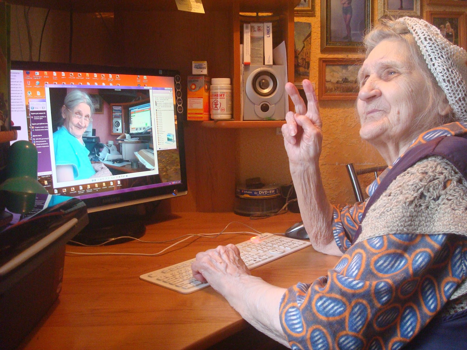 Можно бабушек включить. Бабушка и компьютер. Бабушка за компом. Бабка за компьютером. Бабушка и интернет.