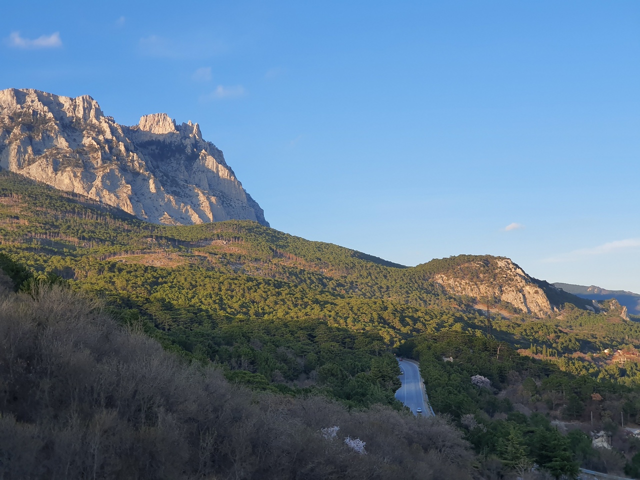 Алупка скалы у трассы