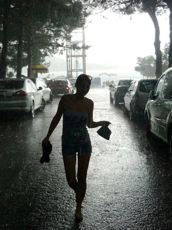 И ты словно мокрая курица. Девушка босиком под дождем. Босиком в дождь. Шагает босиком. Босая под дождем.