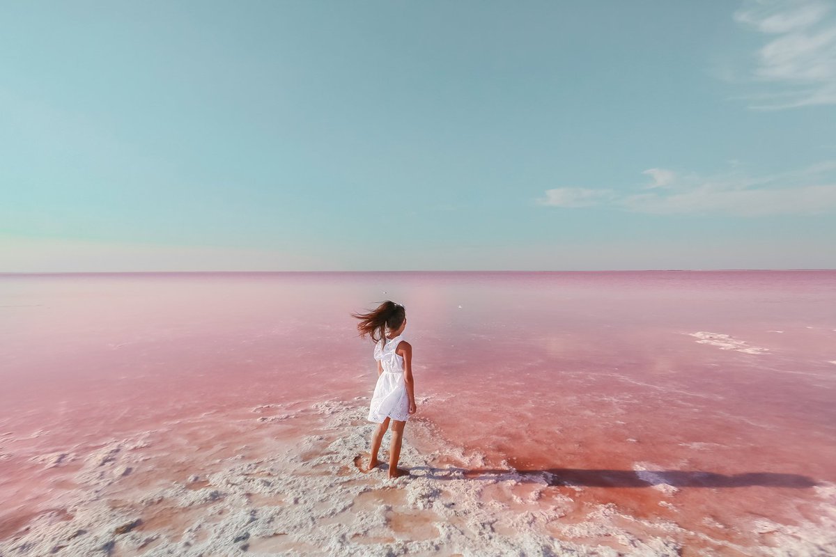 Розовое озеро в Казахстане кобейтуз