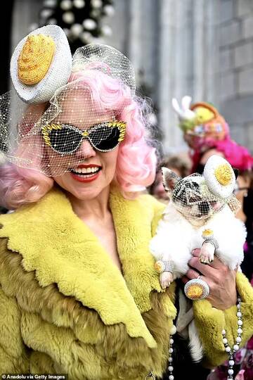 «Сотни жителей Нью-Йорка заполонили улицы Манхэттена на ежегодном Пасхальном параде, одетые в яркие наряды, дополненные кроличьими ушками»: На пасхальный парад шляп пришли даже собаки в маскарадных костюма T257369