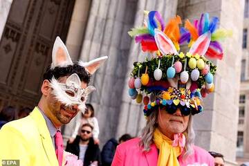 «Сотни жителей Нью-Йорка заполонили улицы Манхэттена на ежегодном Пасхальном параде, одетые в яркие наряды, дополненные кроличьими ушками»: На пасхальный парад шляп пришли даже собаки в маскарадных костюма T363058
