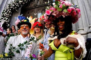 «Сотни жителей Нью-Йорка заполонили улицы Манхэттена на ежегодном Пасхальном параде, одетые в яркие наряды, дополненные кроличьими ушками»: На пасхальный парад шляп пришли даже собаки в маскарадных костюма T382364