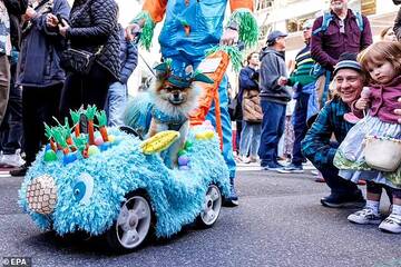 «Сотни жителей Нью-Йорка заполонили улицы Манхэттена на ежегодном Пасхальном параде, одетые в яркие наряды, дополненные кроличьими ушками»: На пасхальный парад шляп пришли даже собаки в маскарадных костюма T401490