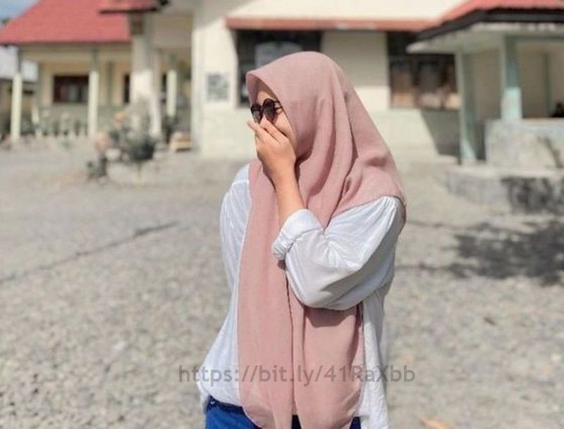 Soraya, cewek hijaber cantik pakai kacamata hitam malu-malu tutup mulut saat jumpa mutualan