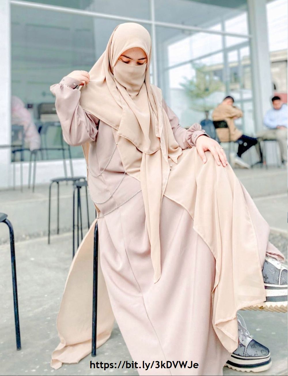 Soraya Ferani Dhita, duduk ala model cewek hijaber pakai niqab