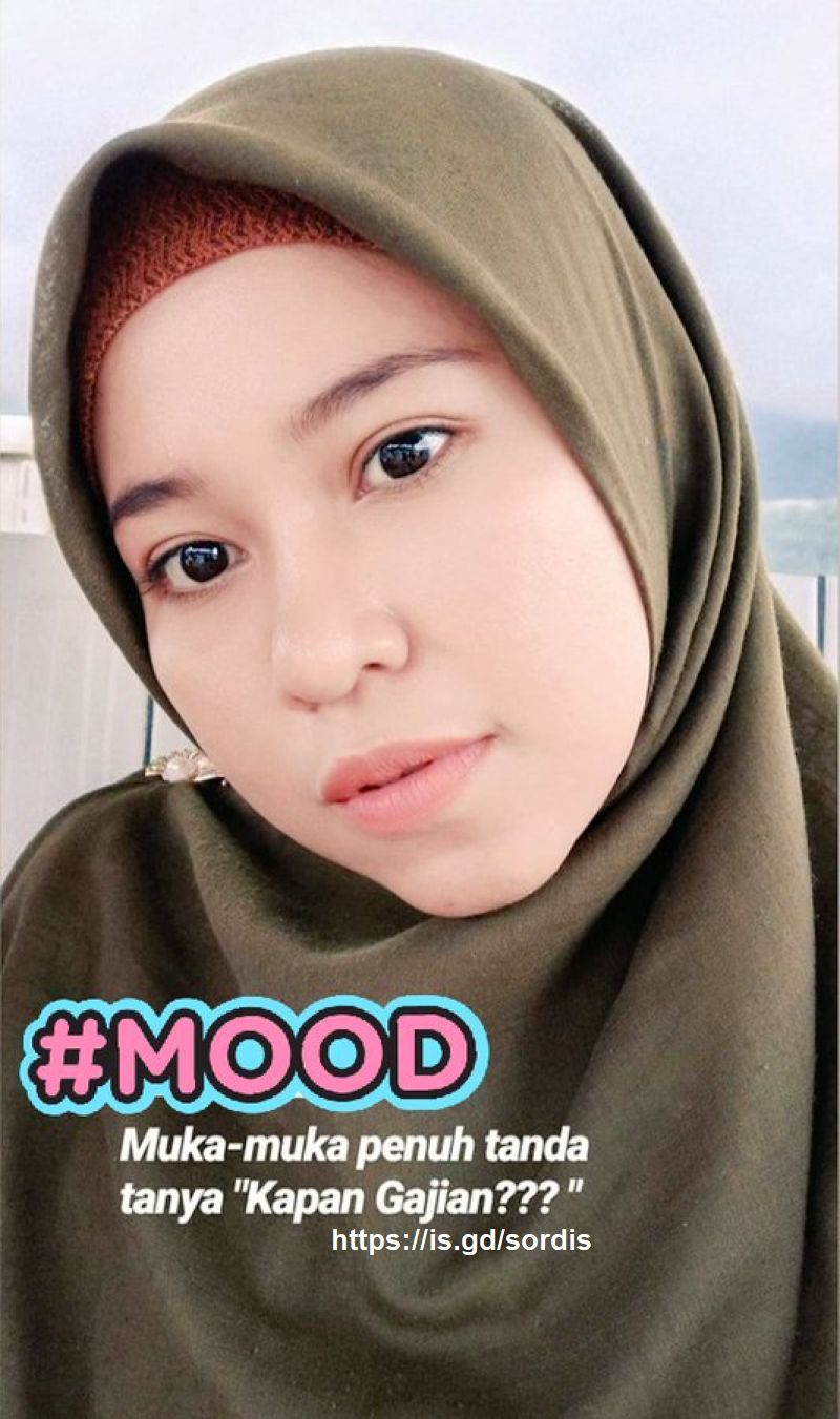 Foto meme gadis cantik berjilbab sedang mood