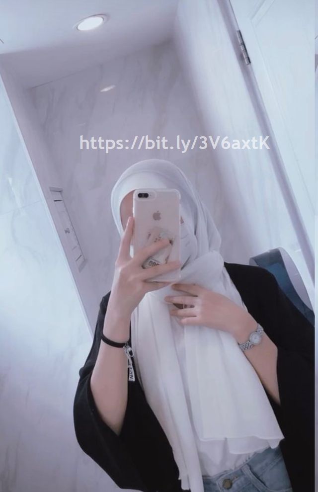 Foto Selfie Gadis Berkerudung Putih di Area Hotel