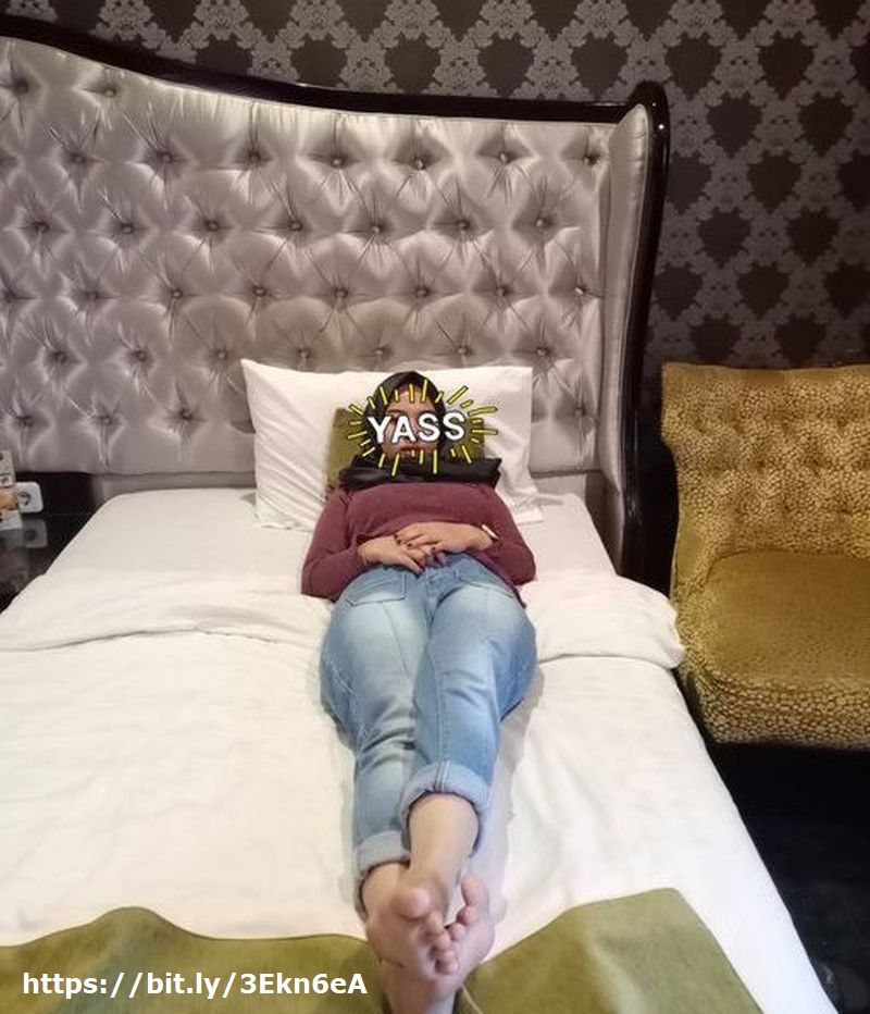 Soraya cewek berjilbab hitam berbaring seksi di kamar hotel