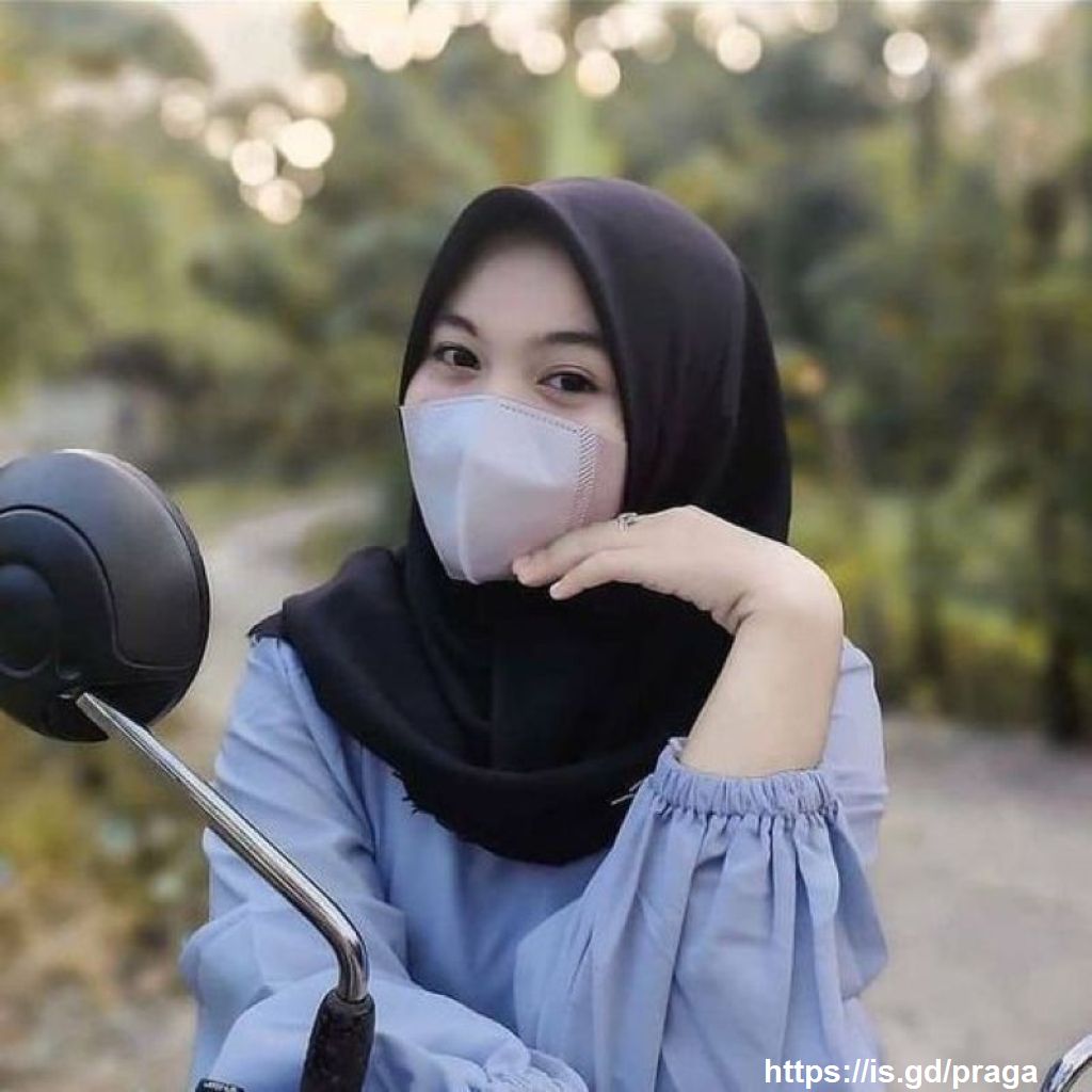 Photo Gaya Gadis Cantik Manis Berjilbab Hitam Memakai Masker