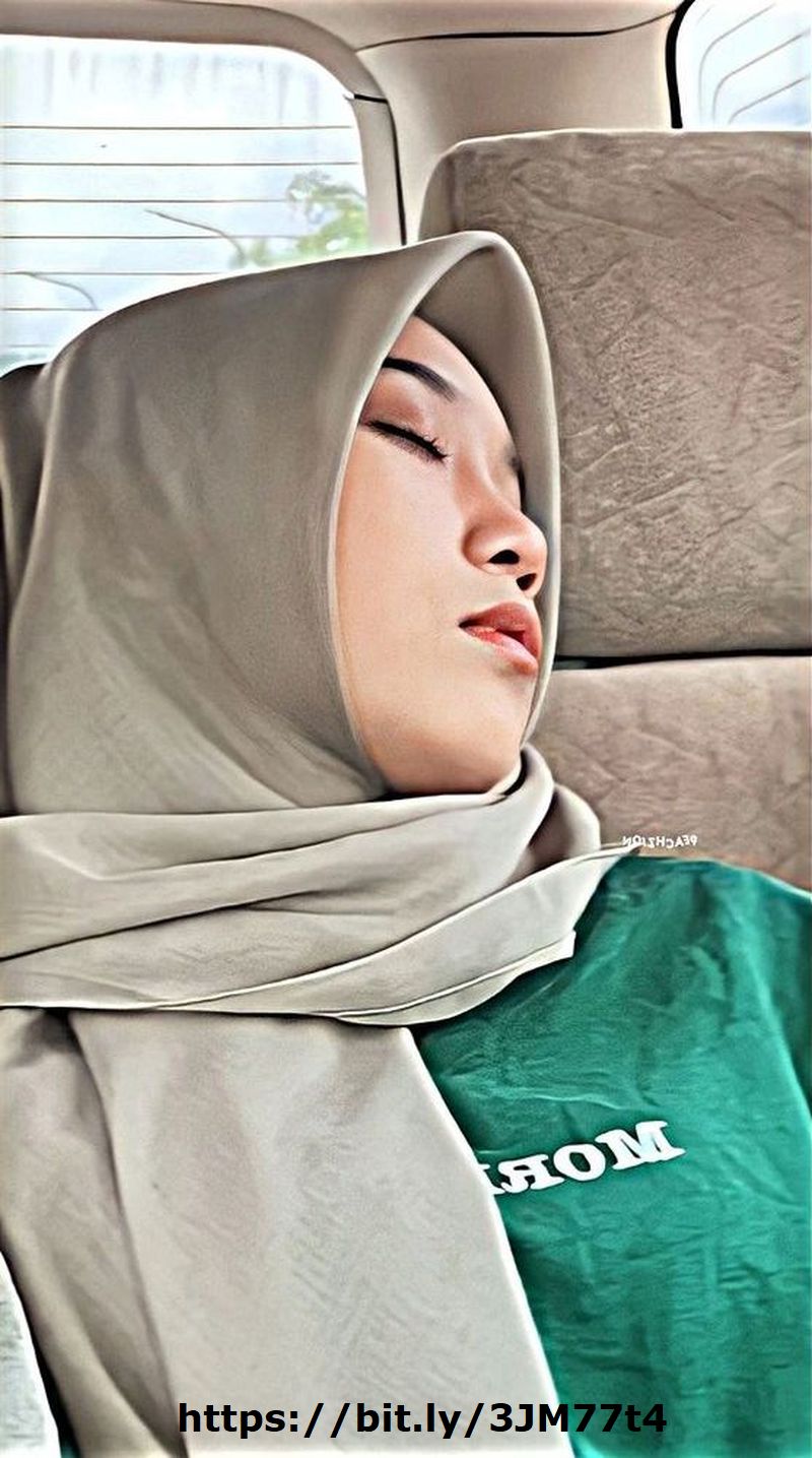 Soraya Gadis Berjilbab BO tertidur di mobil