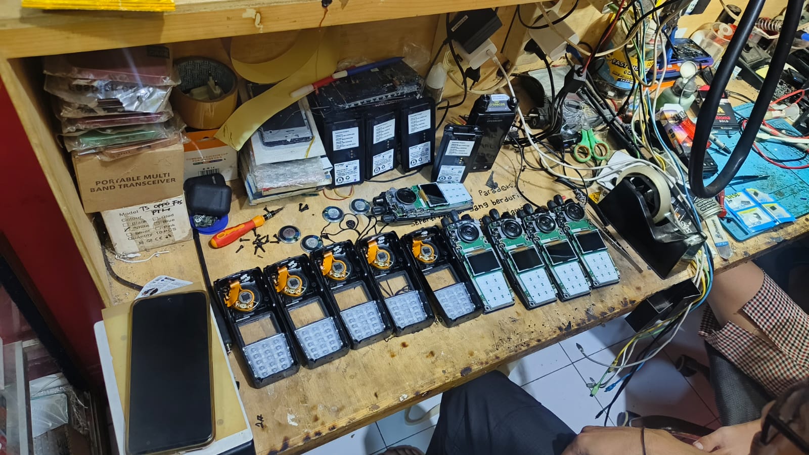 Foto Alat Komunikasi Radio VHF/UHF, POC, DMR dan Trunking P25 sedang dimaintenance